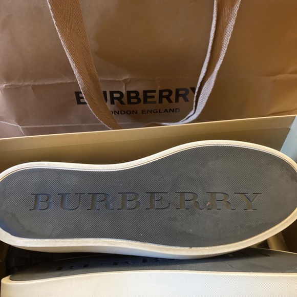 Authentic Burberry - Picture 6 of 8
